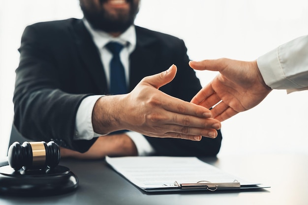 Nahaufnahme von Anwaltskollegen oder Rechtsteam-Handshake-Gleichgewicht