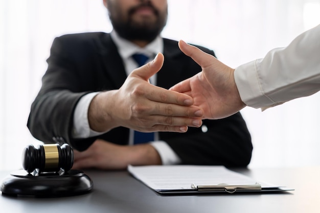 Nahaufnahme von Anwaltskollegen oder Rechtsteam-Handshake-Gleichgewicht