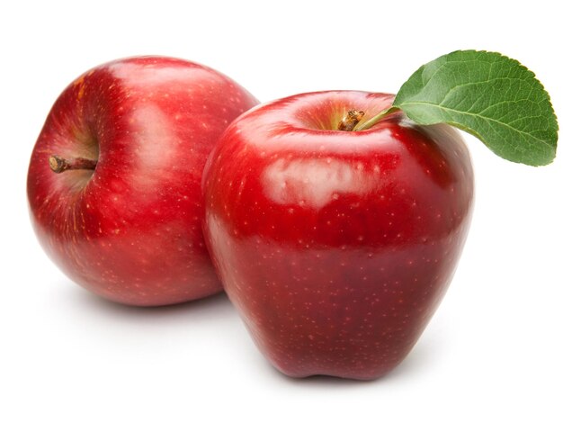 Nahaufnahme von Apfelfrüchten auf weißem Hintergrund