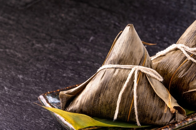 Nahaufnahme von asiatischen chinesischen hausgemachten Zongzi - Reis Knödel Essen für Dragon Boat Festival