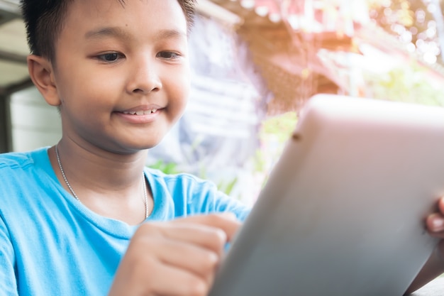 Nahaufnahme von asiatischen Jungen lächelnd und mit Laptop, Happy Lifestyle