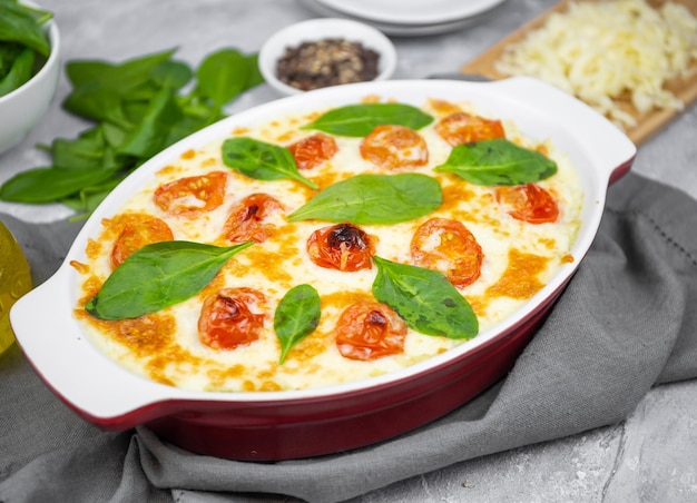 Foto nahaufnahme von auflauf mit kartoffeln hackfleisch tomaten und spinat