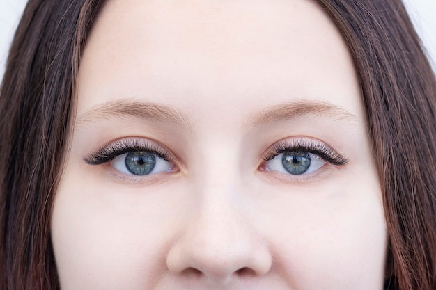 Nahaufnahme von Augen mit verlängerten Wimpern und ohne verlängerte Wimpern, vorher und nachher