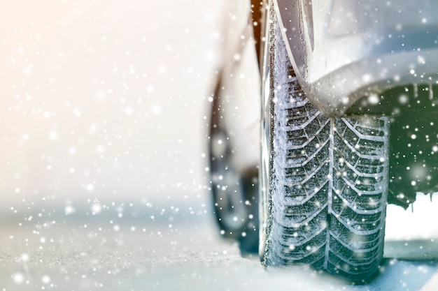 Nahaufnahme von Autorädern Gummireifen im tiefen Winterschnee. Transport- und Sicherheitskonzept.