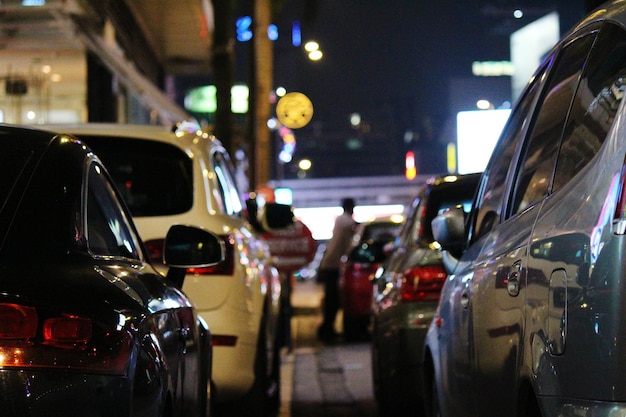 Nahaufnahme von Autos bei Nacht auf der Straße