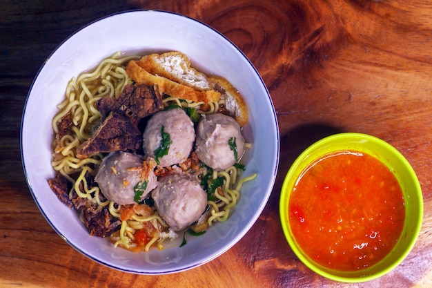 Nahaufnahme von Bakso, eine Frikadelle mit Nudeln und Chilisauce, traditionelles Essen aus Indonesien?