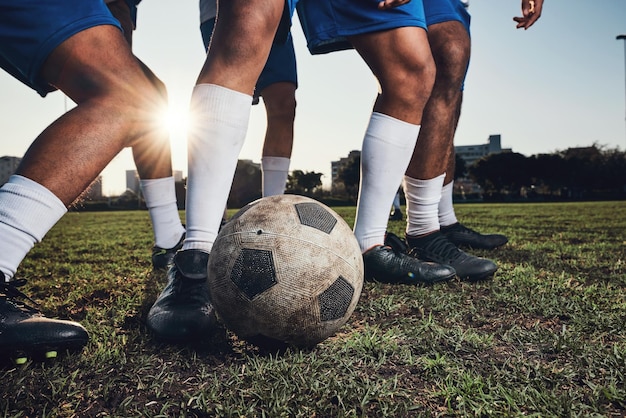 Nahaufnahme von Ball und Fußball mit Männern, Spiel und Fitness mit sportlichen Wettkämpfen und Trainingszielen. Zoomen Sie Fußball und Sportler mit Energieübungen und Training für ein Match und eine Tackle-Herausforderung