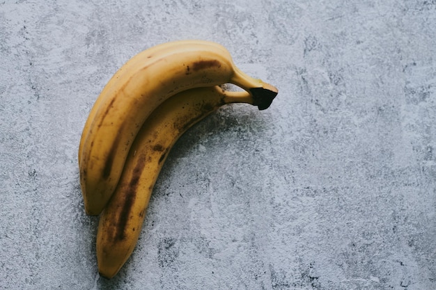 Nahaufnahme von Bananen auf einem grauen Hintergrund