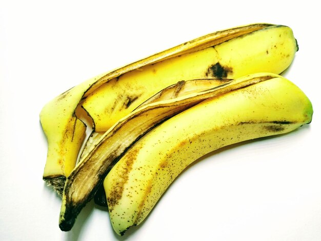 Foto nahaufnahme von bananen vor weißem hintergrund