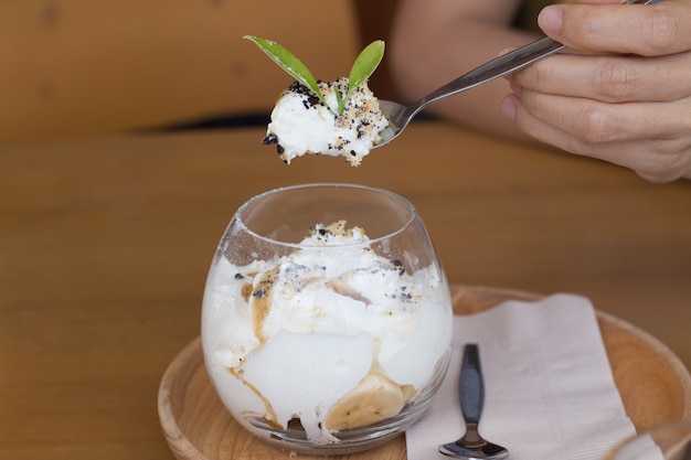 Nahaufnahme von Banoffee in einem Glas