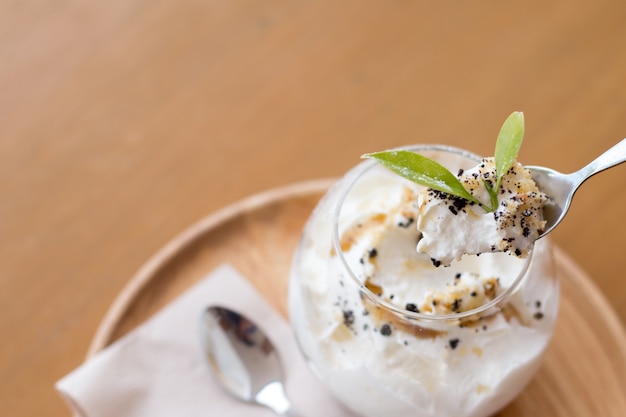 Nahaufnahme von Banoffee in einem Glas.