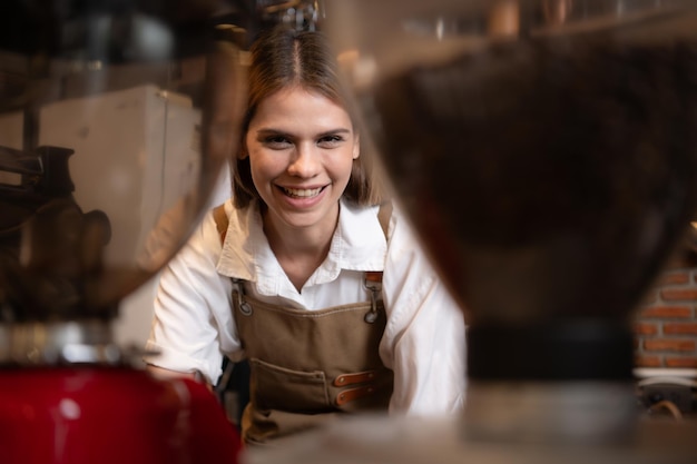 Nahaufnahme von Barista-Händen mit Portafilter zur Herstellung von Espresso