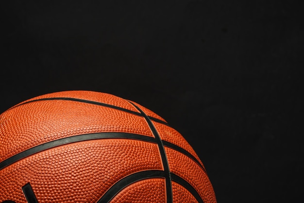Nahaufnahme von Basketball auf schwarzem Hintergrund