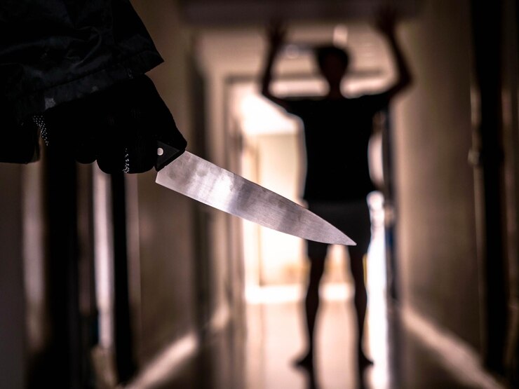 Foto nahaufnahme von beleuchteten beleuchtungsgeräten, die im gebäude hängen