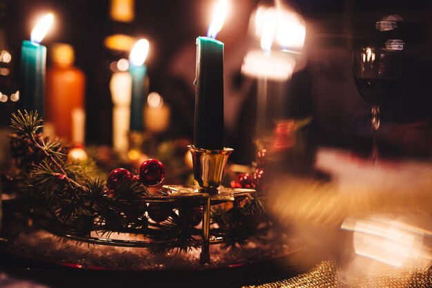 Foto nahaufnahme von beleuchteten kerzen auf dem weihnachtstisch