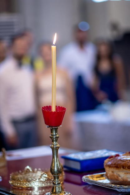 Nahaufnahme von beleuchteten Kerzen auf einem Tisch gegen das Gebäude