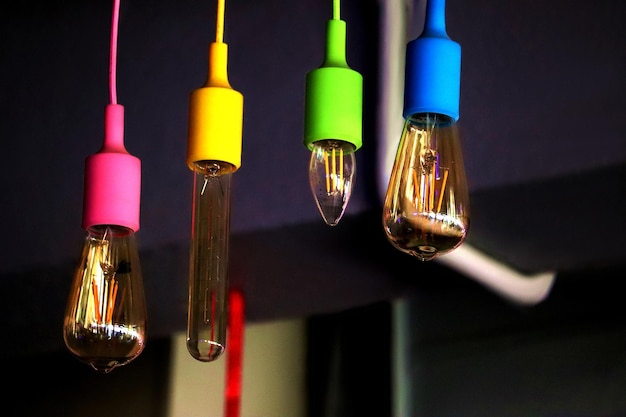 Foto nahaufnahme von beleuchteten lichtern, die an metall hängen