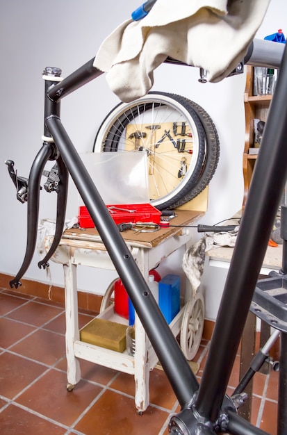 Nahaufnahme von benutzerdefinierten Fixie-Fahrradteilen in einem Restaurierungsprozess in der Werkstatt