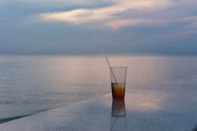 Foto nahaufnahme von bier am strand gegen den himmel bei sonnenuntergang