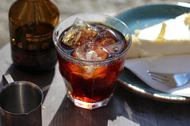 Nahaufnahme von Bier im Glas auf dem Tisch