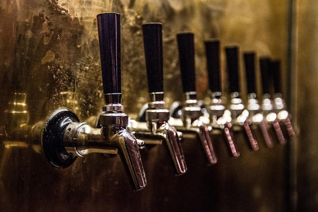 Foto nahaufnahme von bierhahnen in einer bar