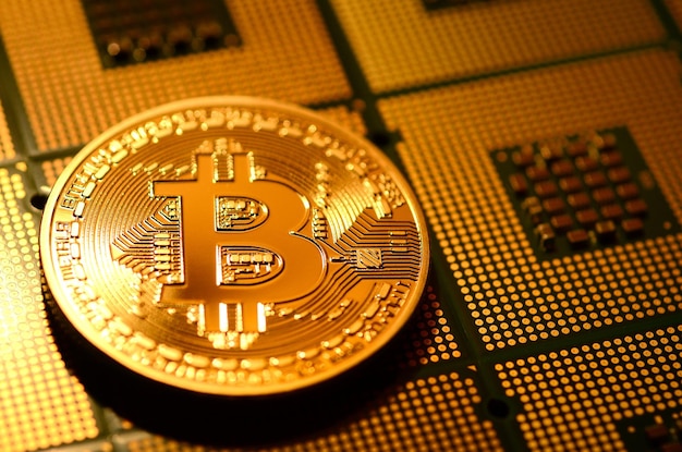 Nahaufnahme von Bitcoin auf einer Schaltplatte
