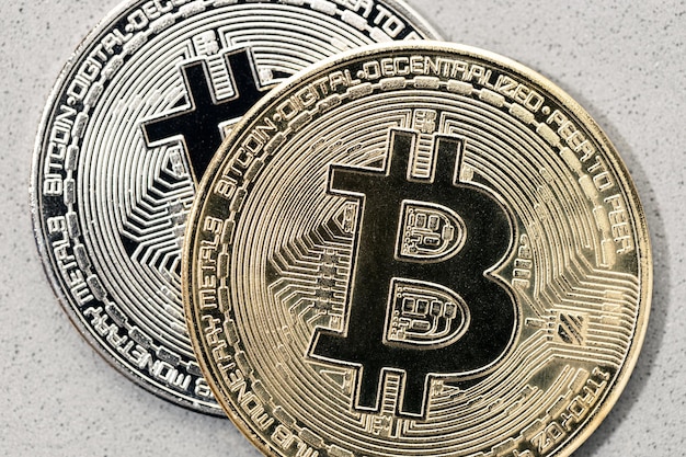 Nahaufnahme von Bitcoin-Münzen auf grauem Hintergrund Ansicht von oben