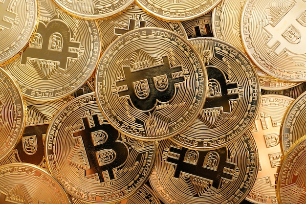 Nahaufnahme von Bitcoin-Münzen auf schwarzem Hintergrund, ein Haufen von Bitcoin Cryptocurrency Gold Bitcoin BTC Bit Coin. Digitale Blockchain-Technologie, Bitcoin-Mining-Konzept