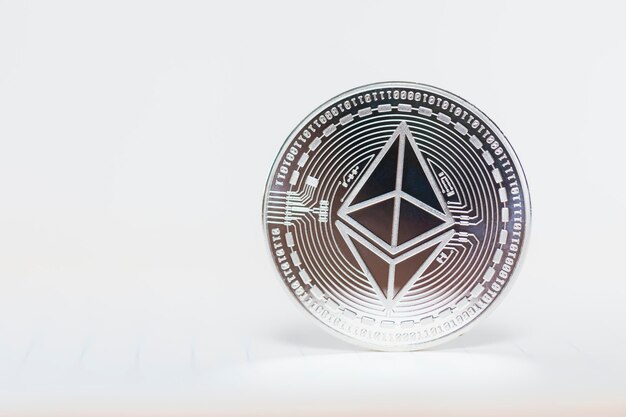 Nahaufnahme von Bitcoin vor weißem Hintergrund