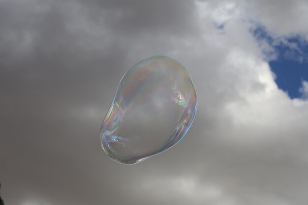 Nahaufnahme von Blasen gegen den Regenbogen am Himmel