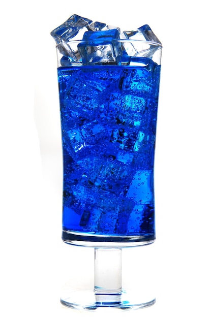 Foto nahaufnahme von blauem glas vor weißem hintergrund