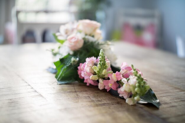 Foto nahaufnahme von blumen auf dem tisch