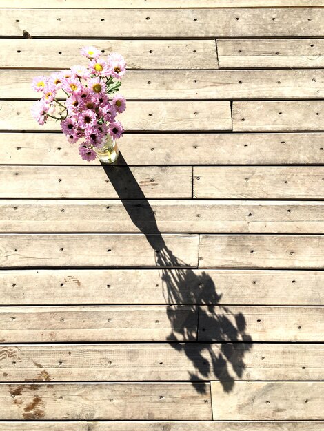 Foto nahaufnahme von blumen auf holz