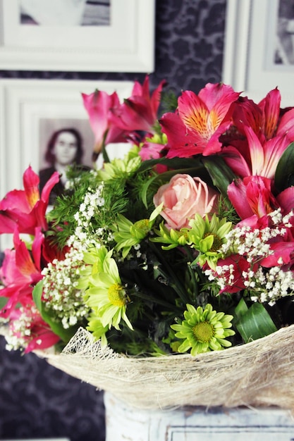 Nahaufnahme von Blumen, die in einer Vase blühen