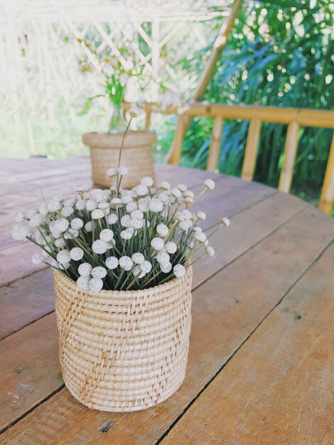 Nahaufnahme von Blumen im Korb auf dem Tisch