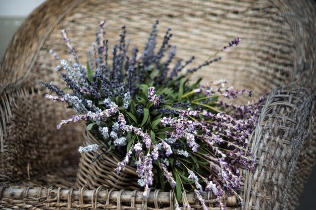 Foto nahaufnahme von blumen im korb