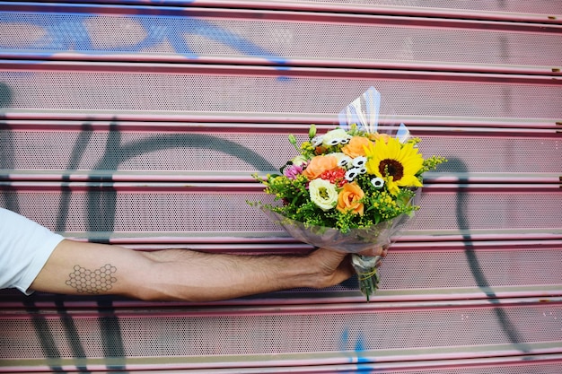 Nahaufnahme von Blumen in der Hand