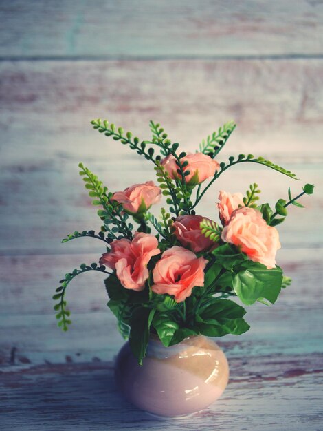 Foto nahaufnahme von blumen in einer vase auf dem tisch