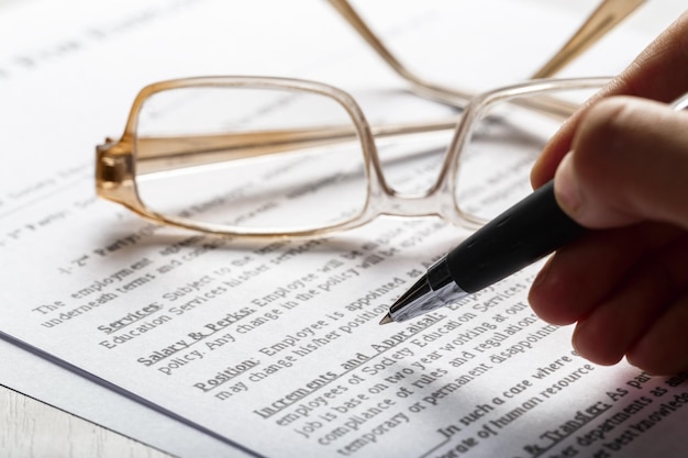 Nahaufnahme von Brillen auf Dokumentenpapieren Geschäftskonzept