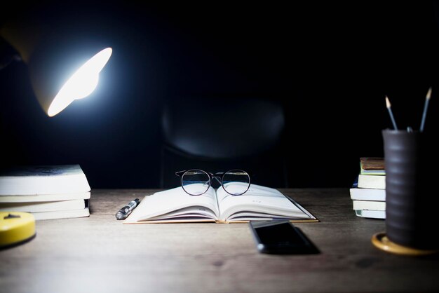 Foto nahaufnahme von brillen über büchern auf dem tisch