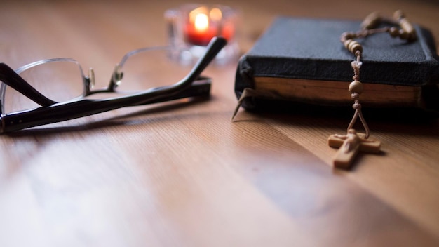 Nahaufnahme von Brillen und Bibel auf dem Tisch
