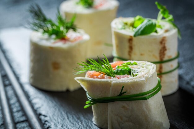 Nahaufnahme von Brötchen mit Gemüse und Käse für einen Snack