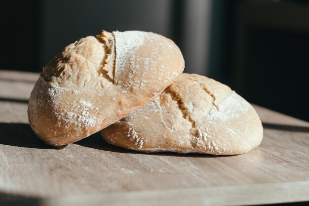 Nahaufnahme von Brot auf dem Schneidbrett