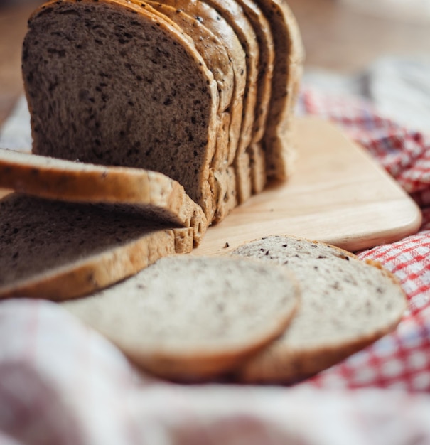 Nahaufnahme von Brot auf dem Schneidbrett