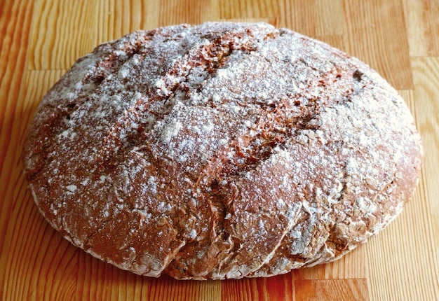 Nahaufnahme von Brot auf dem Schneidbrett
