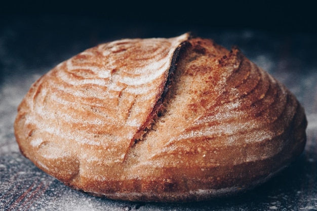 Nahaufnahme von Brot auf dem Tisch
