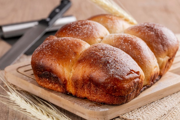 Nahaufnahme von Brot im Korb auf dem Tisch