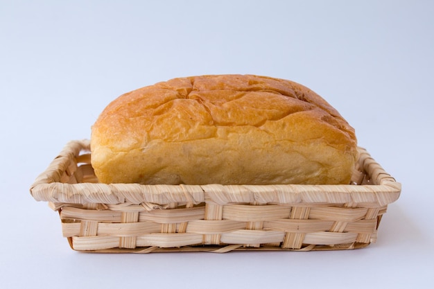 Nahaufnahme von Brot im Korb vor weißem Hintergrund