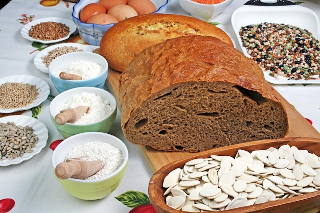 Foto nahaufnahme von brot und zutaten auf tischtuch