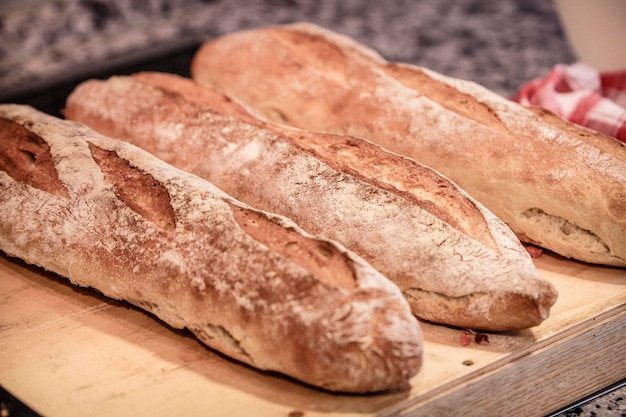 Nahaufnahme von Broten auf dem Schneidbrett